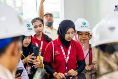 Birkaç Endonezyalı fabrikayı ziyaret etti. Fabrika turuna çıkan bir grup ziyaretçi..