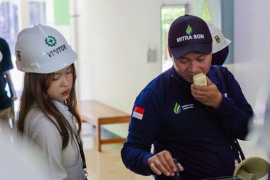 Birkaç Endonezyalı fabrikayı ziyaret etti. Fabrika turuna çıkan bir grup ziyaretçi..