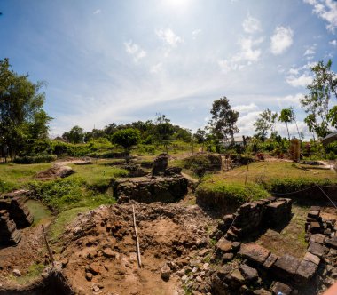 Tondowongso Tapınağı 'nın kazısı. Bu tarihi yerin 11. veya 12. yüzyıldan kalma olduğu tahmin edilmektedir ve Kediri, Doğu Cava 'da bulunmaktadır..