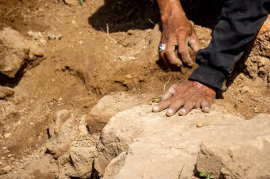 Tondowongso Tapınağı 'nın kazısı. Bu tarihi yerin 11. veya 12. yüzyıldan kalma olduğu tahmin edilmektedir ve Kediri, Doğu Cava 'da bulunmaktadır..