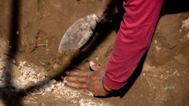 Tondowongso Tapınağı 'nın kazısı. Bu tarihi yerin 11. veya 12. yüzyıldan kalma olduğu tahmin edilmektedir ve Kediri, Doğu Cava 'da bulunmaktadır..