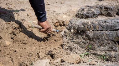 Tondowongso Tapınağı 'nın kazısı. Bu tarihi yerin 11. veya 12. yüzyıldan kalma olduğu tahmin edilmektedir ve Kediri, Doğu Cava 'da bulunmaktadır..