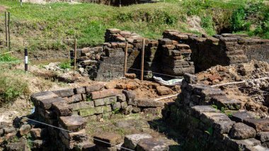 Tondowongso Tapınağı 'nın kazısı. Bu tarihi yerin 11. veya 12. yüzyıldan kalma olduğu tahmin edilmektedir ve Kediri, Doğu Cava 'da bulunmaktadır..