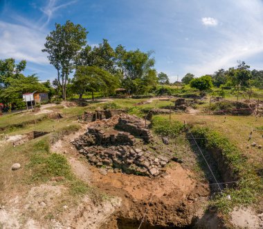 Tondowongso Tapınağı 'nın kazısı. Bu tarihi yerin 11. veya 12. yüzyıldan kalma olduğu tahmin edilmektedir ve Kediri, Doğu Cava 'da bulunmaktadır..