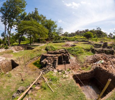 Tondowongso Tapınağı 'nın kazısı. Bu tarihi yerin 11. veya 12. yüzyıldan kalma olduğu tahmin edilmektedir ve Kediri, Doğu Cava 'da bulunmaktadır..