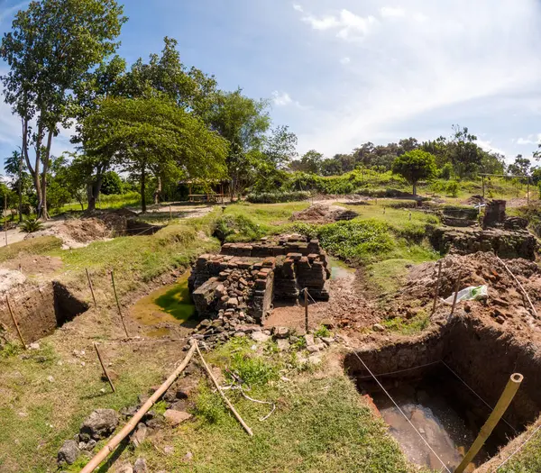 Tondowongso Tapınağı 'nın kazısı. Bu tarihi yerin 11. veya 12. yüzyıldan kalma olduğu tahmin edilmektedir ve Kediri, Doğu Cava 'da bulunmaktadır..