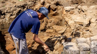 Tondowongso Tapınağı 'nın kazısı. Bu tarihi yerin 11. veya 12. yüzyıldan kalma olduğu tahmin edilmektedir ve Kediri, Doğu Cava 'da bulunmaktadır..