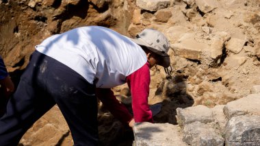 Tondowongso Tapınağı 'nın kazısı. Bu tarihi yerin 11. veya 12. yüzyıldan kalma olduğu tahmin edilmektedir ve Kediri, Doğu Cava 'da bulunmaktadır..