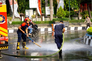 Endonezyalı bir itfaiyeci profesyonel olarak görevlerini yerine getiriyor..