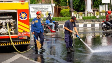 Endonezyalı bir itfaiyeci profesyonel olarak görevlerini yerine getiriyor..