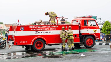 Endonezyalı bir itfaiyeci profesyonel olarak görevlerini yerine getiriyor..