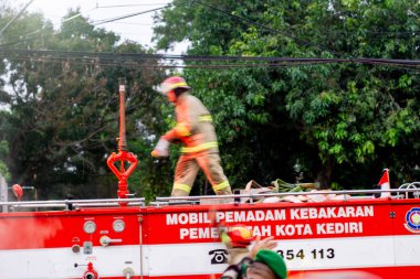 Endonezyalı bir itfaiyeci profesyonel olarak görevlerini yerine getiriyor..
