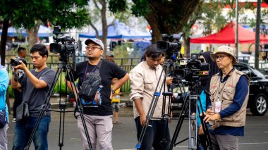 Çok sayıda Endonezyalı gazeteci haber materyali için fotoğraf çekiyor.