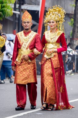 3. BEN Karnavalı 'nda Riau' dan geleneksel kostüm.