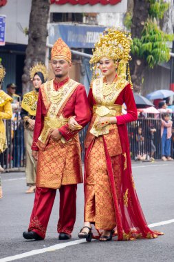 3. BEN Karnavalı 'nda Riau' dan geleneksel kostüm.