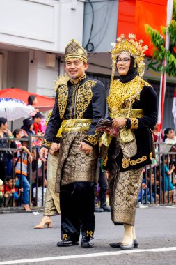 3. BEN Karnavalı 'nda Riau' dan geleneksel kostüm.