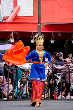 Rentah besapih dance from Jambi on the 4rd BEN Carnival. This dance is a dance that symbolizes a harmonious and cooperative life.
