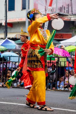 Rentah besapih dance from Jambi on the 4rd BEN Carnival. This dance is a dance that symbolizes a harmonious and cooperative life.