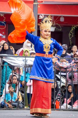 Rentah besapih dance from Jambi on the 4rd BEN Carnival. This dance is a dance that symbolizes a harmonious and cooperative life.