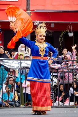 Rentah besapih dance from Jambi on the 4rd BEN Carnival. This dance is a dance that symbolizes a harmonious and cooperative life.