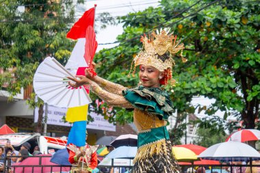 Kipas Melinting dance from Lampung at BEN Carnival. This dance is for welcoming important guests or celebrating wedding parties.