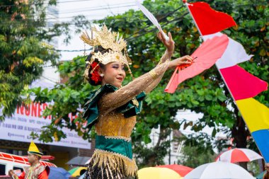 Kipas Melinting dance from Lampung at BEN Carnival. This dance is for welcoming important guests or celebrating wedding parties.