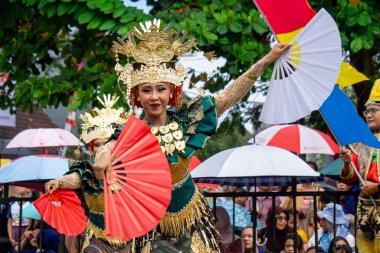 Kipas Melinting dance from Lampung at BEN Carnival. This dance is for welcoming important guests or celebrating wedding parties.