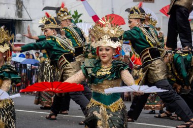 Kipas Melinting dance from Lampung at BEN Carnival. This dance is for welcoming important guests or celebrating wedding parties.
