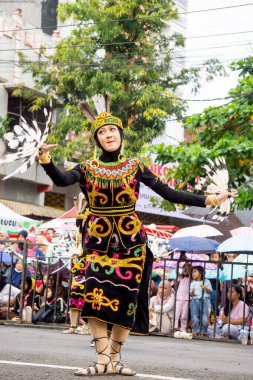 Leto dance from East Borneo on the 4th BEN Carnival. This dance depicts the beauty of Dayak women and also depicts the friendship of Dayak girls.