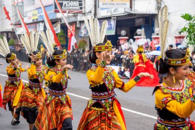 Hayak gawi dance from South Borneo on the 4th BEN Carnival. This dance depicts a life full of family and a sense of mutual cooperation in Dayak society.