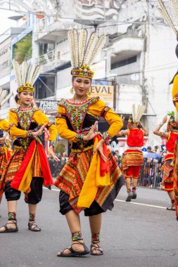 Hayak gawi dance from South Borneo on the 4th BEN Carnival. This dance depicts a life full of family and a sense of mutual cooperation in Dayak society.