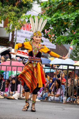 Hayak gawi dance from South Borneo on the 4th BEN Carnival. This dance depicts a life full of family and a sense of mutual cooperation in Dayak society.