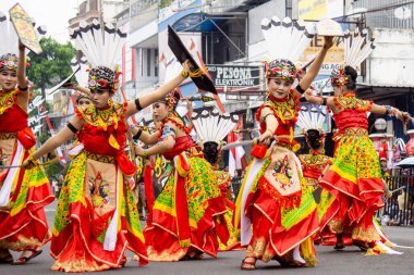 Kinyah mandau dance from Central Borneo. This dance depicts the heroic spirit and the willingness of Dayak warriors to defend the honor of their ancestral land.