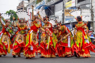 Kinyah mandau dance from Central Borneo. This dance depicts the heroic spirit and the willingness of Dayak warriors to defend the honor of their ancestral land.