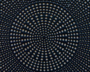 Minimalist bir tasarım. Hafif arkaplanda spiral şeklinde dizilmiş küçük siyah daireler içeriyor. Tekrarlayan dairesel motifler dinamik ama uyumlu bir tasarım yaratarak ritim ve hareket hissi uyandırıyor.. 