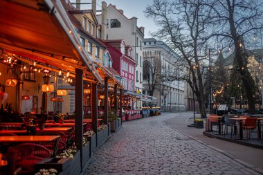 Açık Cafe ve Neşeli Işıklı Eski Şehir Riga Caddesi