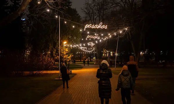 Riga 'nın göbeğindeki Vrmanes Parkı Noel sezonu için güzelce aydınlatıldı. Park, içinde 