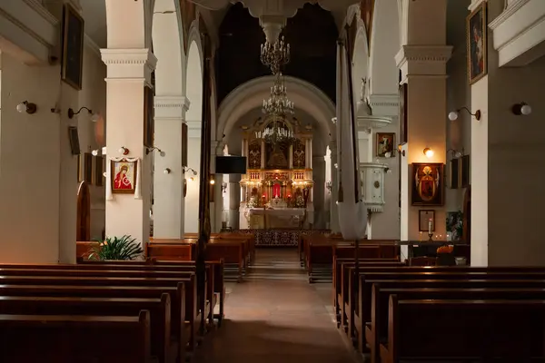 Letonya, Old Riga 'daki tarihi bir kilisenin iç manzarası. Resim, süslü sunakları, geleneksel ahşap sıraları ve yüzyılların dini mirası ve işçiliğini yansıtan karmaşık mimari ayrıntıları vurguluyor.