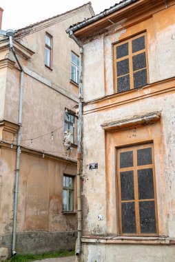 Kuldga 'nın eski binaları, eskimiş cazibeleri ve solmuş pastel cepheleriyle, tarih, karakter ve sessiz güzellik hikayeleri anlatıyor. Yıpranmış boya, ahşap pencereler ve düzensiz dokular küçük bir Letonya kasabasının eşsiz atmosferini yansıtıyor..