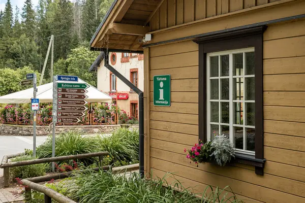 Letonya 'da küçük bir kasaba caddesinde turist bilgi merkezi olarak işaretlenmiş büyüleyici bir ev var. Sahne, yerel mimariyi ve tuhaf bir Letonya kasabasının hoş geldin atmosferini yakalıyor..