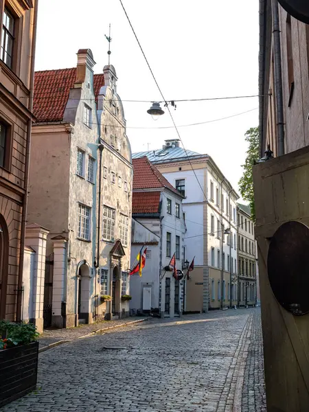 Riga 'nın Eski Kasabası' nda dar bir kaldırım taşı caddesi. Geleneksel mimarisi olan tarihi binalarla çevrili. Büyüleyici ortaçağ atmosferi şehrin kültürel mirasını yansıtıyor..