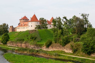 Letonya 'daki zarif Bauska Şatosu, tarihi bir ortaçağ kalesi ve kültürel mirası manzarayla çevrili..
