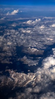 Kalp şeklinde bulut gökyüzü. Bulutlar yukarıdan görünüyor. Pencereden bulutların manzarası. Mavi gökyüzünde hacimli bulutlar. Uçak motoru motoru 