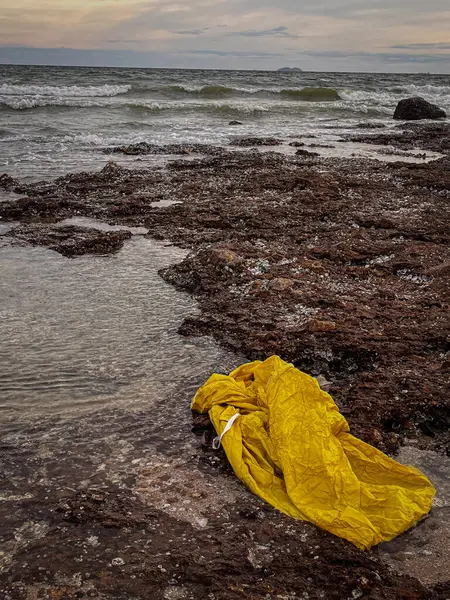 Plaj plastik atıkla kirlenmiş. Plastik şişeler sahilde. Çevre kirliliği.
