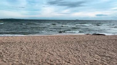 Deniz dalgaları kayalık kıyıya çarpar ve beyaz köpük oluşturur. Dalgalar kayalık kıyılarda