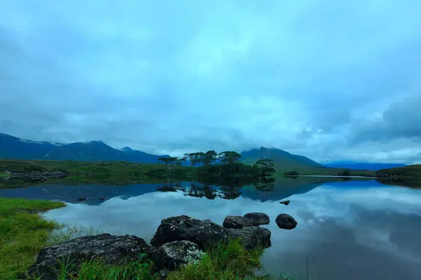 Bu büyüleyici fotoğraf İrlanda, Connemara 'daki Derryclare Lough' un dingin güzelliğini gözler önüne seriyor.. 