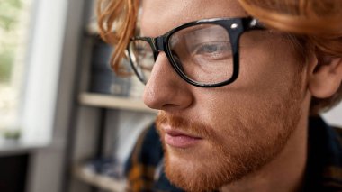 Teknik entrika izleyen kızıl sakallı, beyaz bir gencin portresini yakından çek. Zeki yakışıklı entelektüel erkek gözlük takıyor. IT programcısı, teknisyen veya mühendis