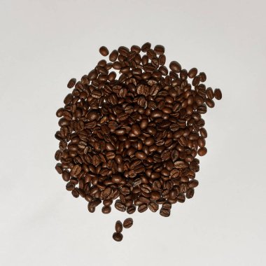 Beyaz arka planda izole edilmiş taze organik doğal aromalı kahve çekirdekleri yığını. Yüksek kaliteli tarımsal kahve taneleri. Stüdyo çekimi. Uzayı kopyala Kimse.