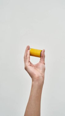 Kısmi erkek eli pili. Enerji tasarrufu. Ekoloji güvenliği ve korunma. Çöp öğütücü ve geri dönüşüm. Çevresel sürdürülebilirlik. Beyaz arka planda izole edilmiş. Stüdyo çekimi. Boşluğu kopyala