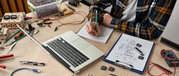 Kesilmiş Erkek Bilişim Teknisyeni Defterine Kalemle Teknik Entrikalar Yazıyor Masada — Stok fotoğraf